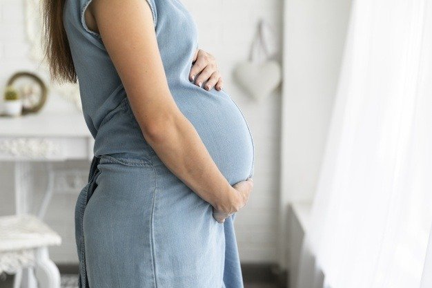 العناية بالبشرة الحمل: يكشف الصيدلي عن مكونات آمنة وتلك لتجنبها