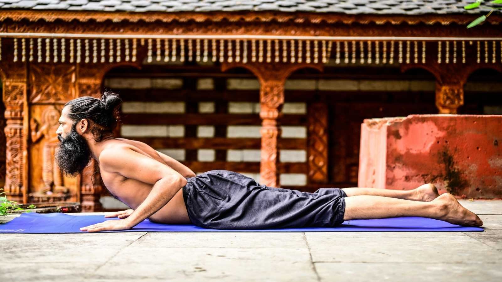 اليوغا لتخفيف التوتر: 4 وضعيات فعالة لتهدئة عقلك