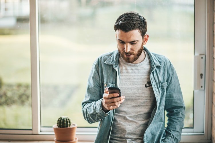 يقول الخبراء إن الاستخدام المفرط للهاتف أصبح الآن يُصنف على أنه أزمة صحة عقلية