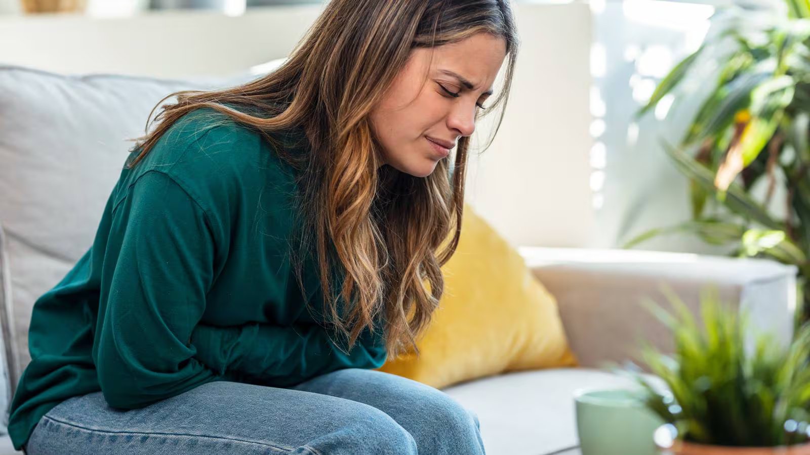 9 تمارين اليوغا لتشنجات الدورة الشهرية التي قد تخفف الألم بشكل طبيعي