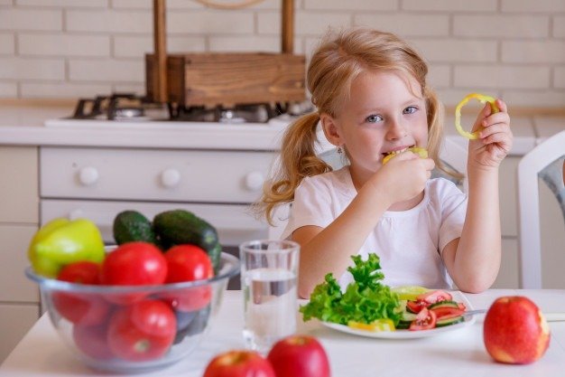 الأنظمة الغذائية الصحية وممارسة الرياضة والنوم مرتبطة بعادات صحية أفضل لدى أطفال المدارس