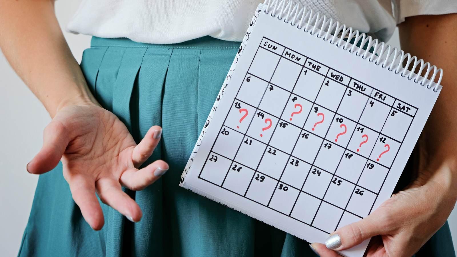 فهم التغيرات الهرمونية خلال الدورة الشهرية