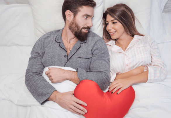 كيف يمكنني أن أبدأ محادثة حول الجنس مع شريكي؟