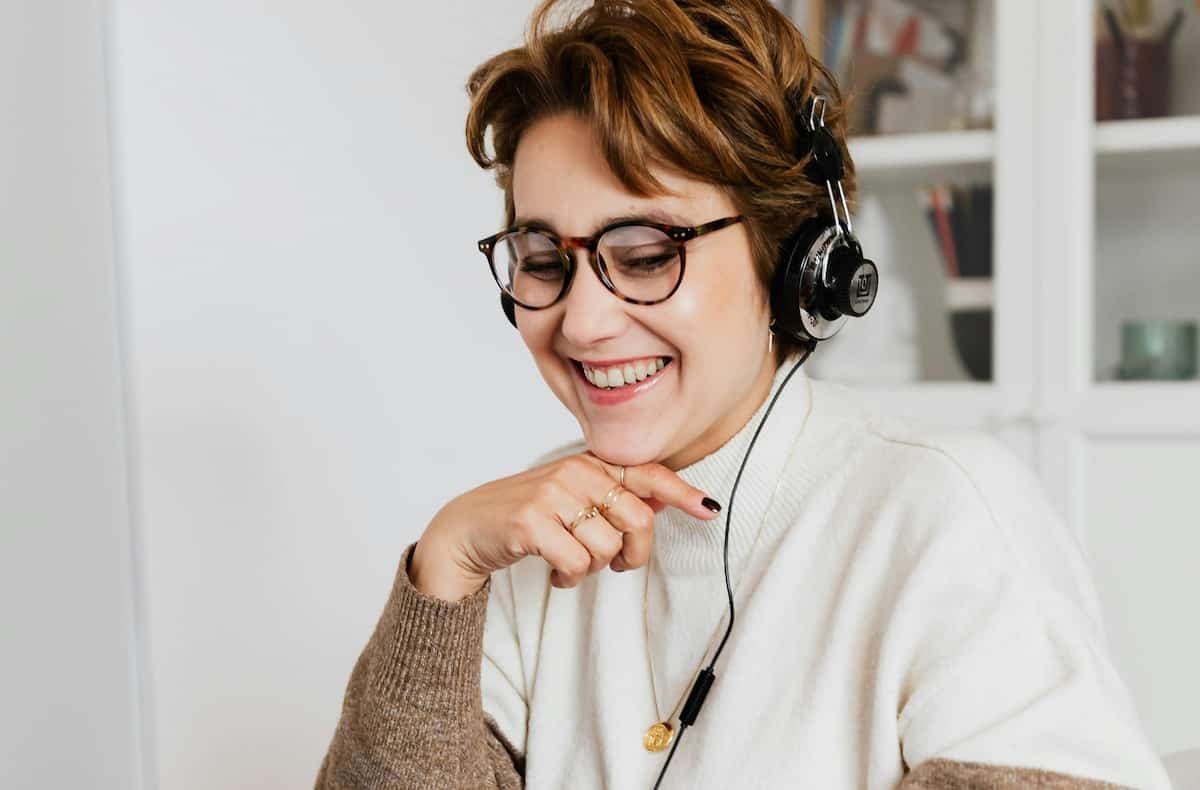 يتعرف الدماغ على الموسيقى المألوفة في غمضة عين