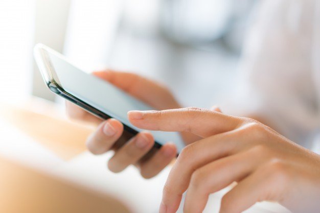 توصلت دراسة جديدة إلى أن الشراهة في التمرير مرتبطة باستخدام الهواتف الذكية ووسائل التواصل الاجتماعي التي تسبب مشكلات