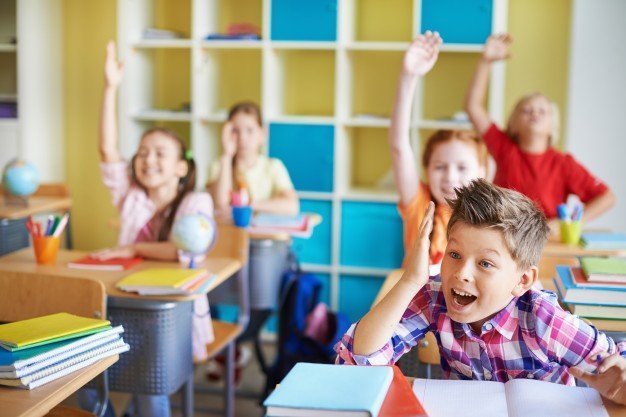 المدارس تفتقد التلاميذ الموهوبين في مجالات العلوم والتكنولوجيا والهندسة والرياضيات لأن الاختبارات القديمة لا تزال تهيمن على تحديد الهوية، كما وجدت مراجعة جديدة