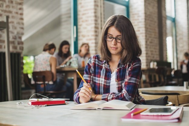 دراسة المكتبة تكشف عن تحول دائم في كيفية طلب الطلاب للمساعدة الأكاديمية