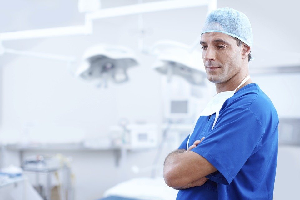 توصلت التجربة إلى أن المحادثات البسيطة قبل الجراحة تقلل من القلق الناتج عن الجراحة إلى النصف تقريبًا