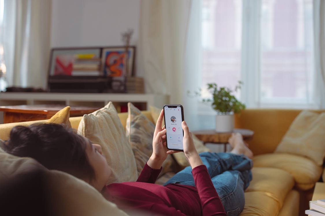 توصلت الدراسة إلى أن تطبيقات المواعدة مرتبطة بتحسين الصحة النفسية لدى البالغين في منتصف العمر